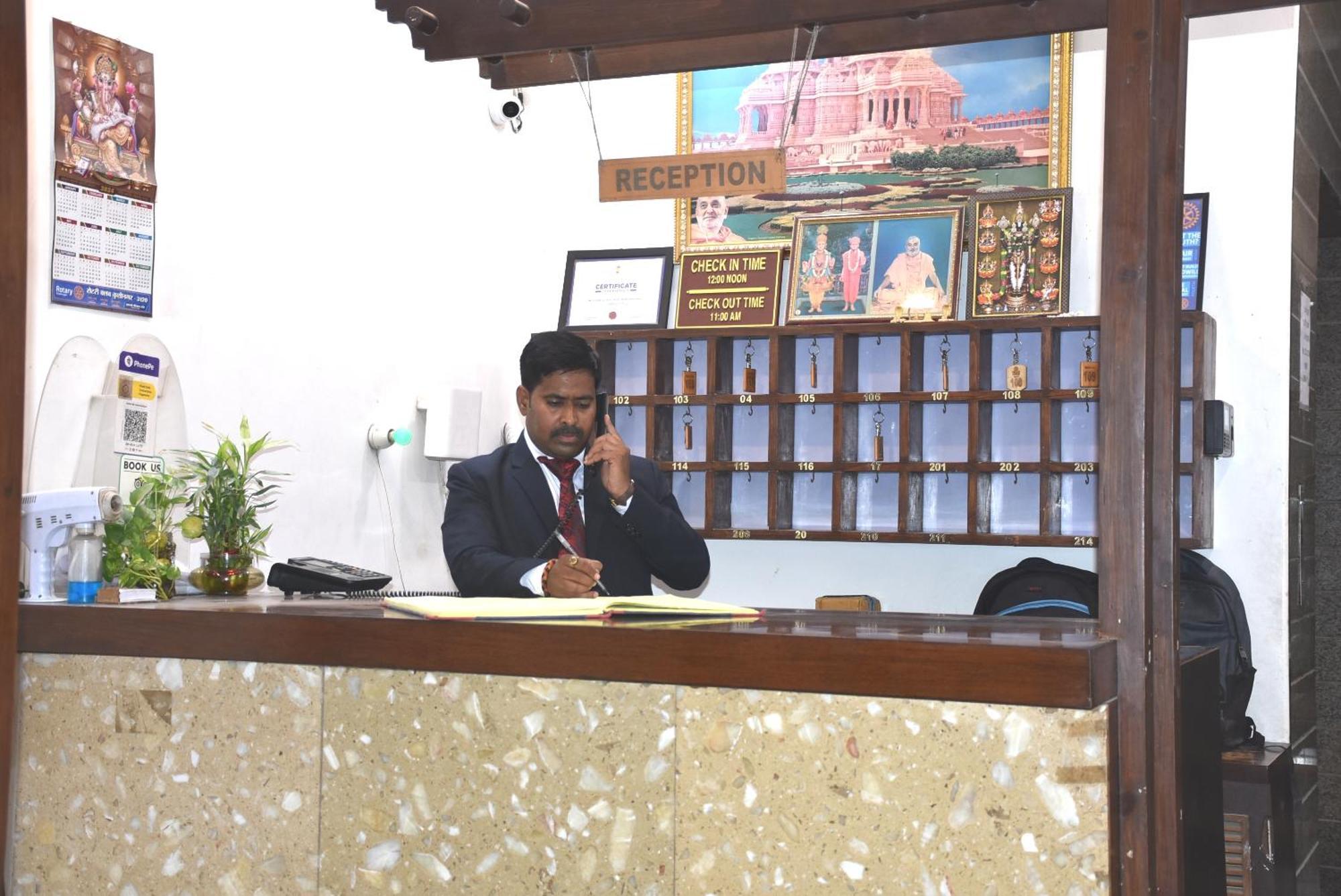 Hotel R B International Varanasi Esterno foto