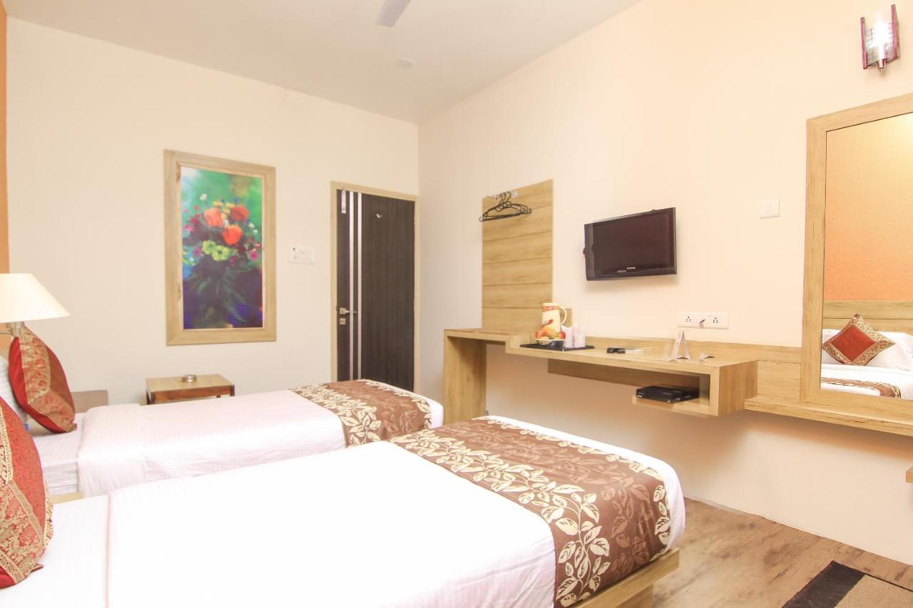 Hotel R B International Varanasi Esterno foto