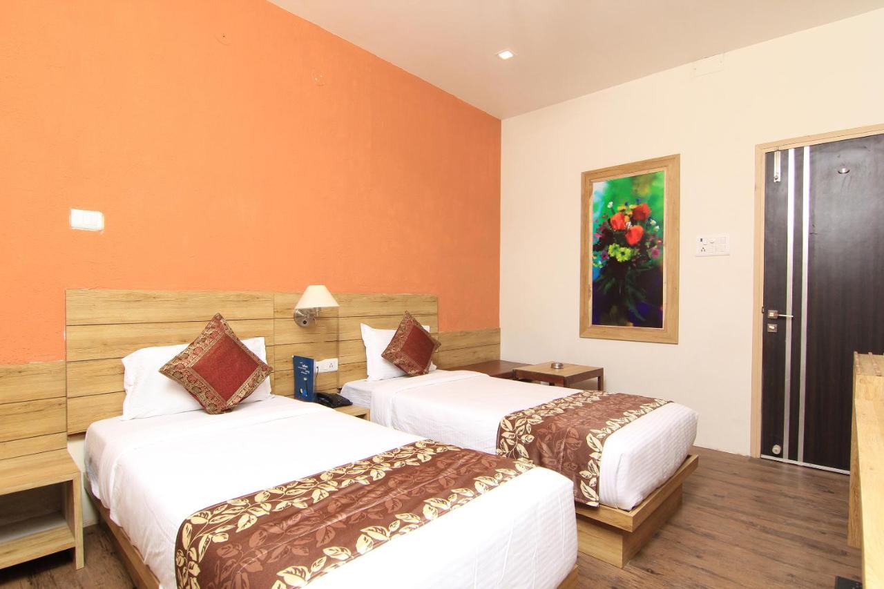 Hotel R B International Varanasi Esterno foto
