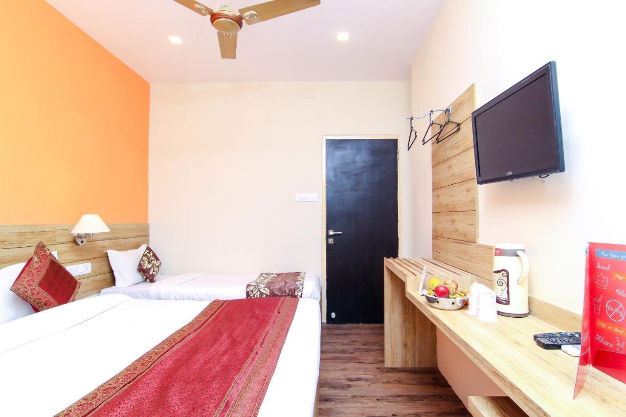 Hotel R B International Varanasi Esterno foto