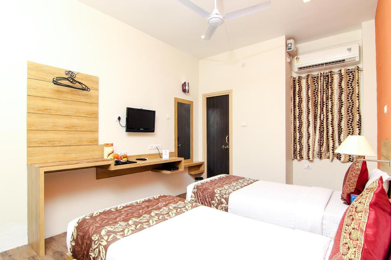 Hotel R B International Varanasi Esterno foto
