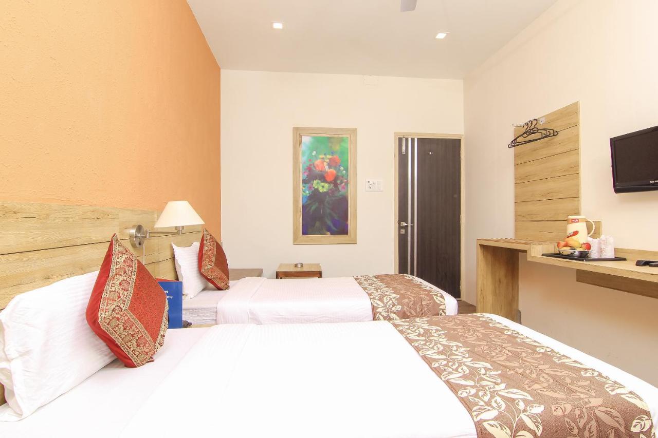 Hotel R B International Varanasi Esterno foto